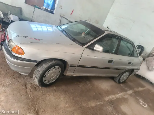 Opel Astra F 1994 · 1.6 MT