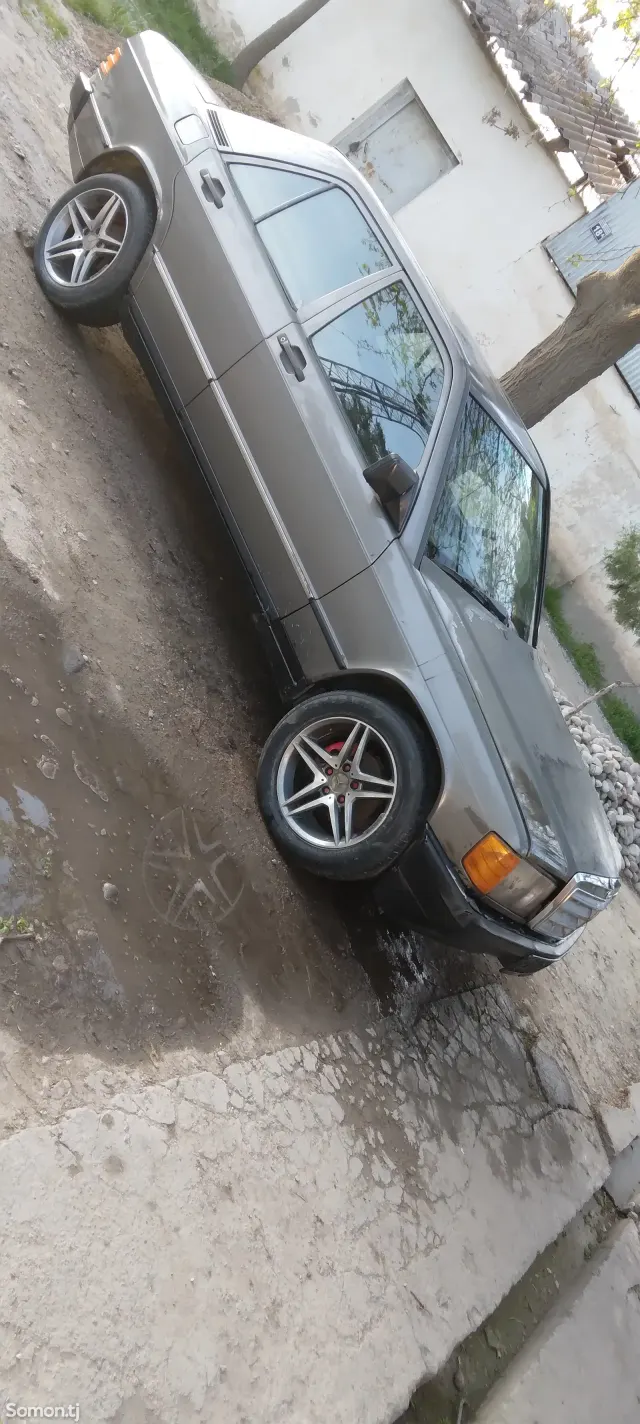 Mercedes-Benz W201 1987 · 1.8 MT