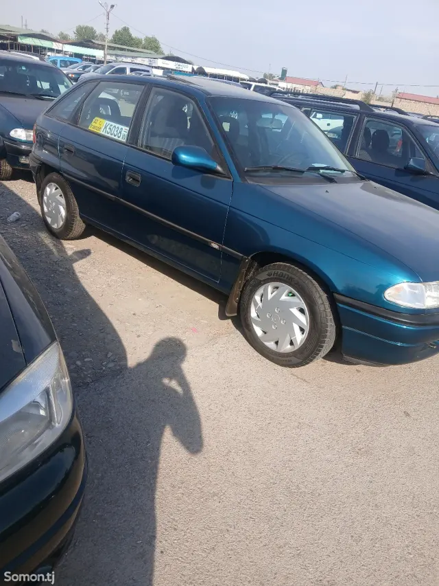 Opel Astra F 1995 · 1.6 MT
