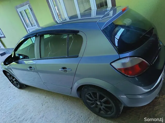 Opel Astra H 2004 · 1.6 MT