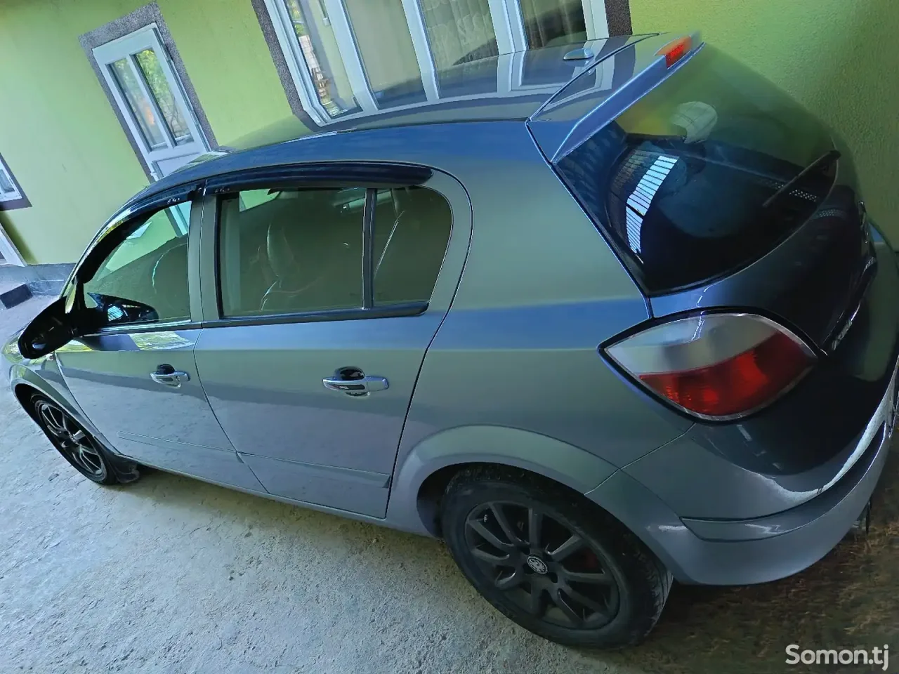 Opel Astra H 2004 · 1.6 MT