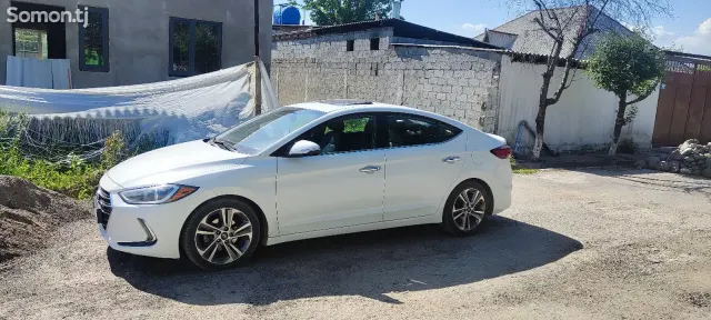 Hyundai Elantra 2017 · 2.0 AT