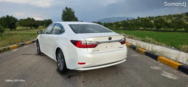 Lexus ES series 2016 · 2.5 AT