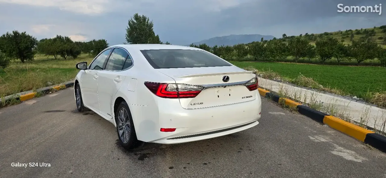 Lexus ES series 2016 · 2.5 AT