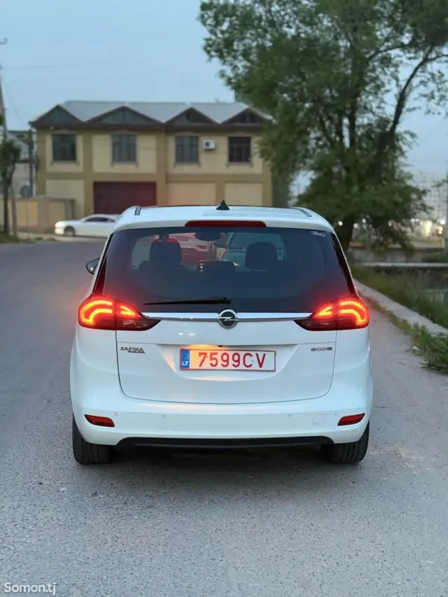 Opel Zafira 2017 · 2.0 MT