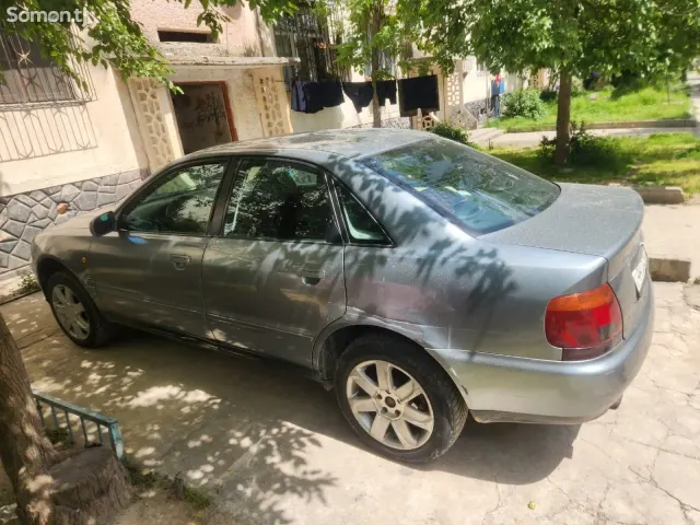 Audi A4 1994 · 1.6 MT