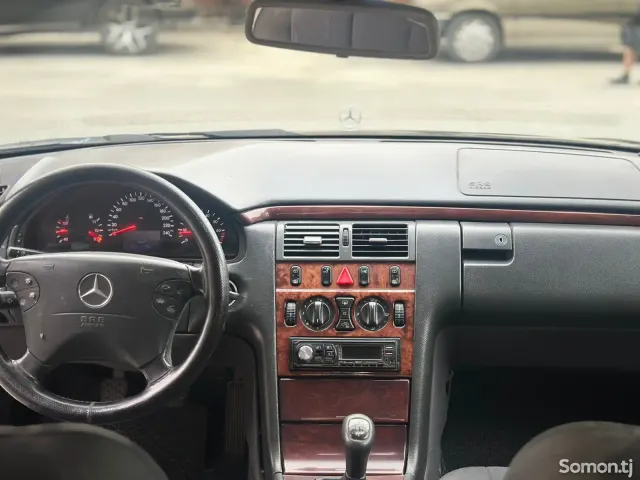 Mercedes-Benz E class 2000 · 2.0 MT