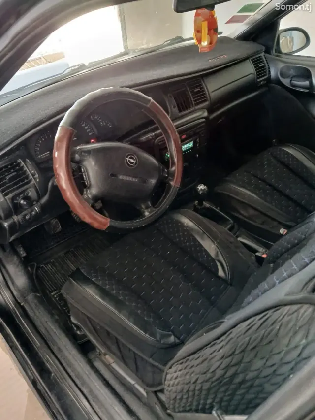 Opel Vectra B 1997 · 1.6 MT