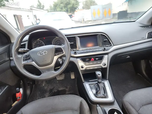 Hyundai Elantra 2017 · 2.0 AT