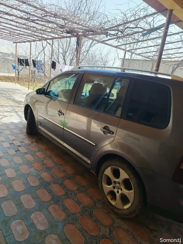 Volkswagen Touran 2007 · 1.9 AT