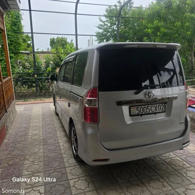Toyota Noah 2009 · 2.0 AT