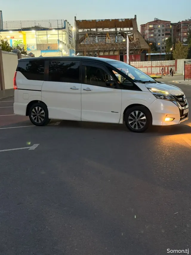 Nissan Serena 2016 · 2.0 AT
