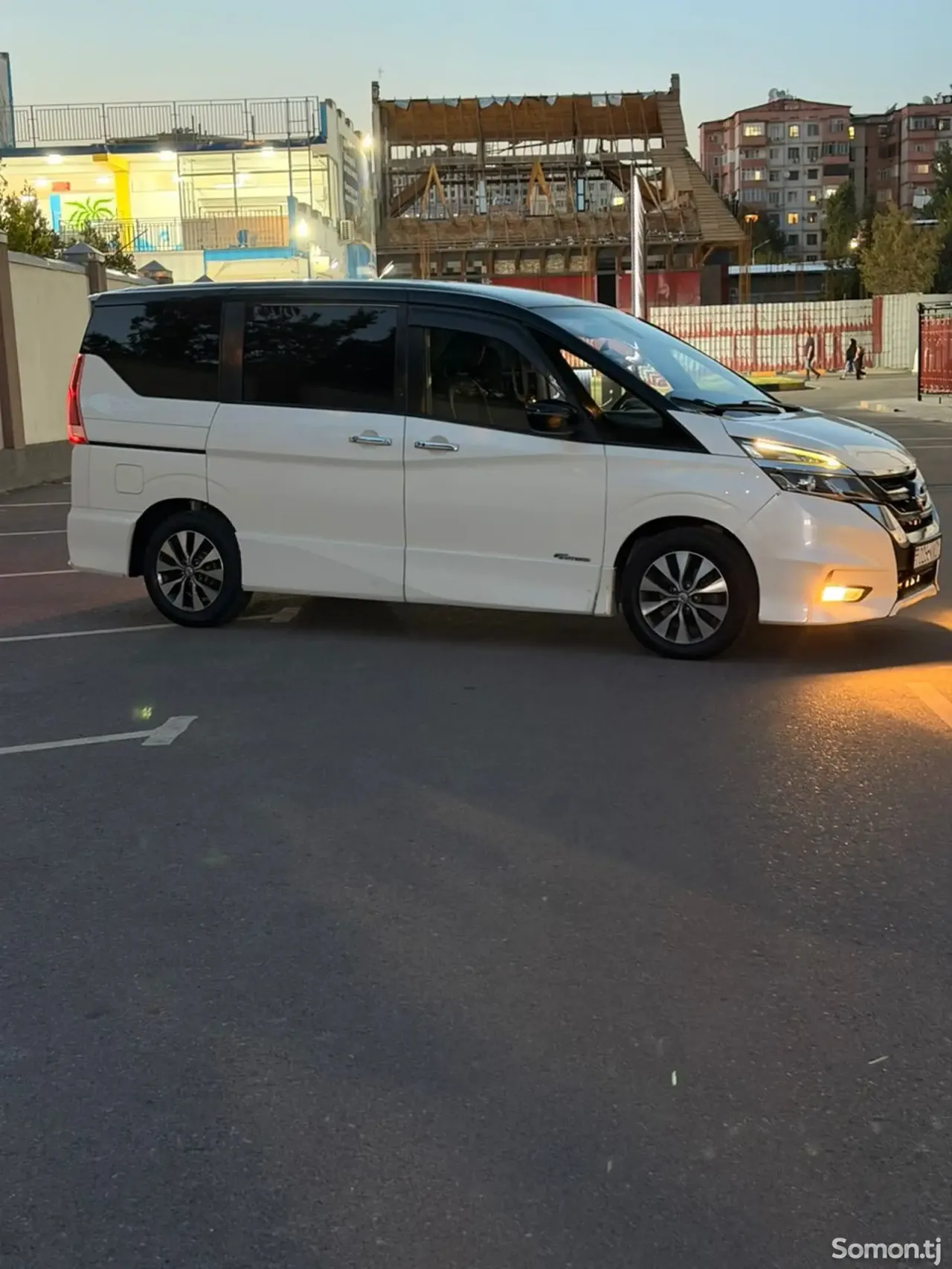 Nissan Serena 2016 · 2.0 AT