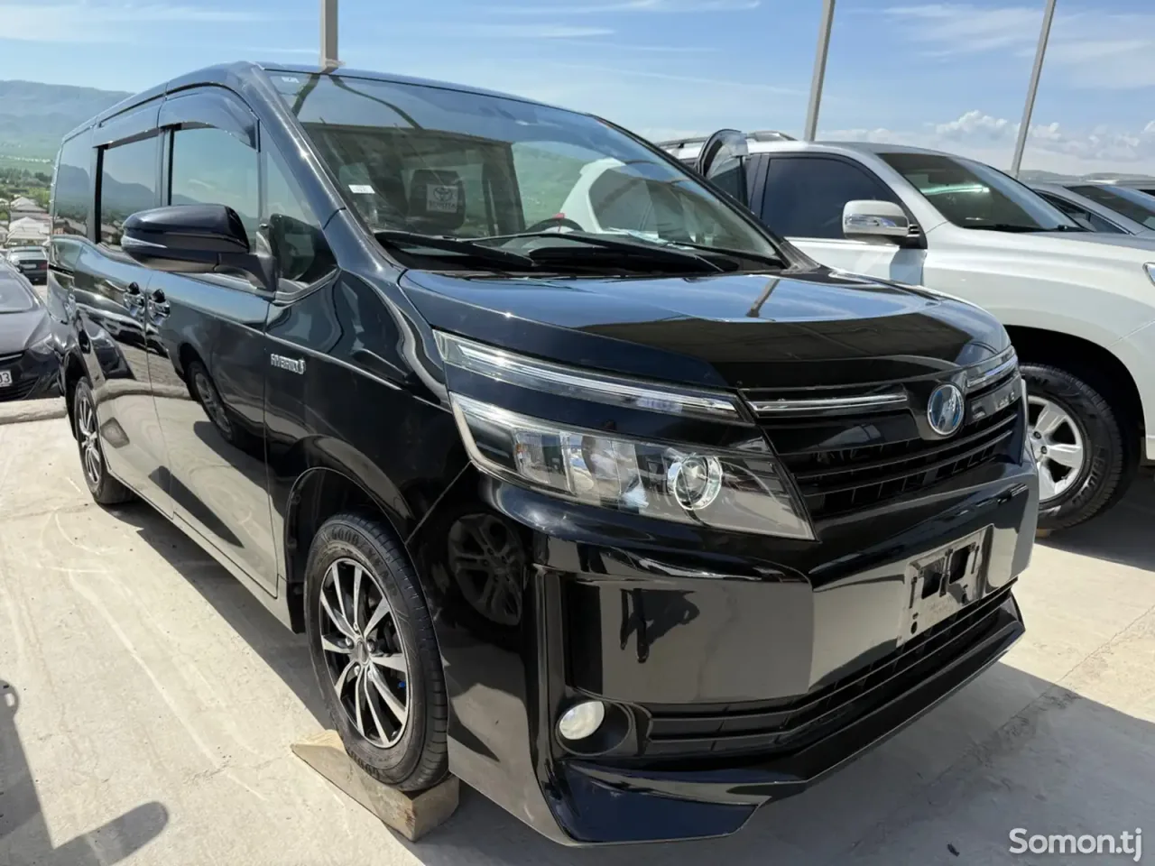 Toyota Voxy 2014 · 1.8 AT