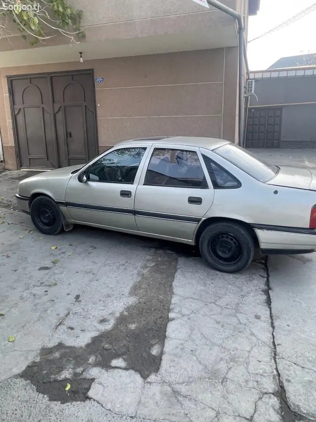 Opel Vectra A 1991 · 1.6 MT