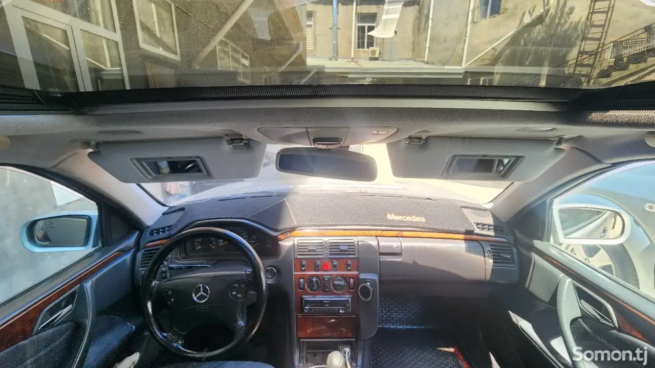 Mercedes-Benz E class 2000 · 2.0 MT