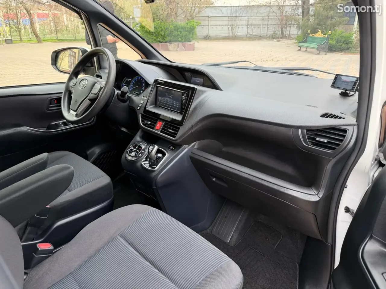 Toyota Voxy 2014 · 2.0 AT