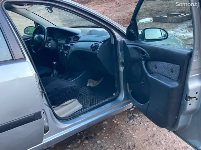 Ford Focus 2003 · MT