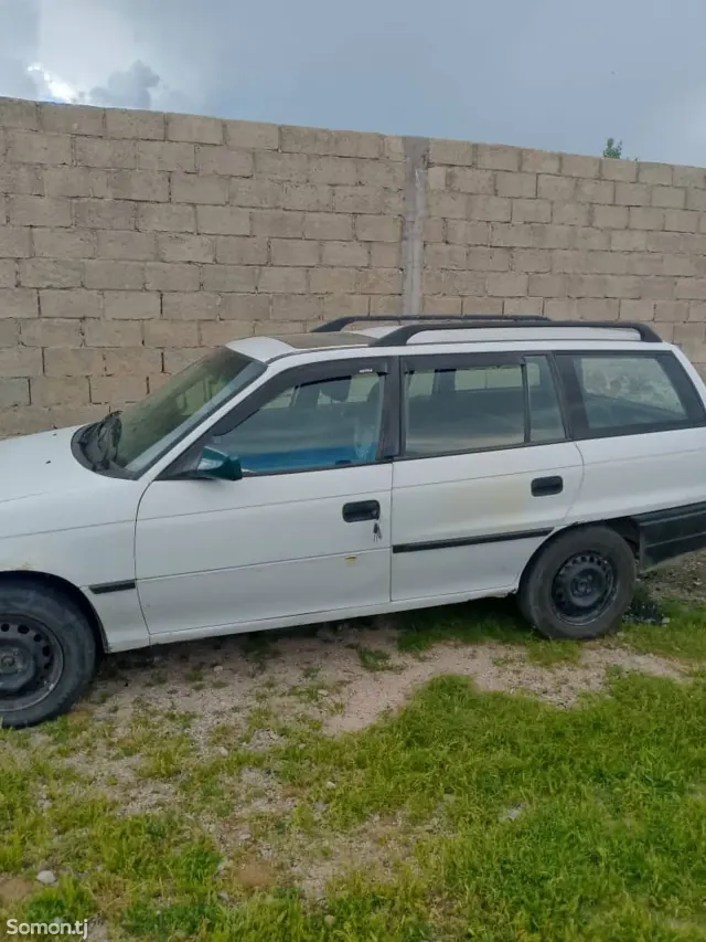 Opel Astra F 1994 · 1.6 MT