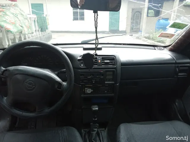 Opel Vectra A 1995 · 1.6 MT
