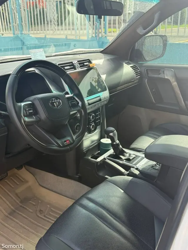 Toyota Land Cruiser Prado 2012 · 2.7 AT