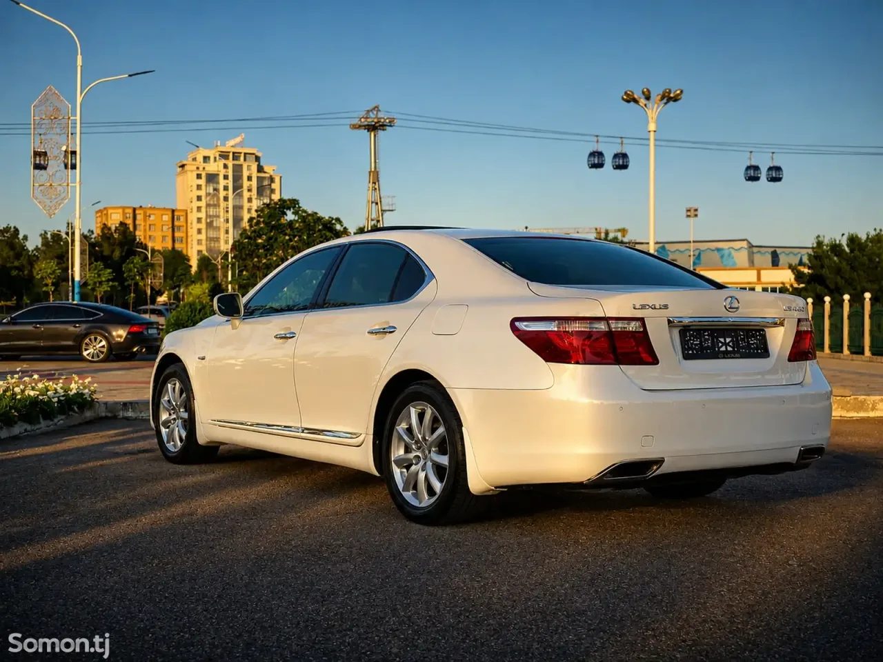 Lexus LS series 2010 · 4.6 AT