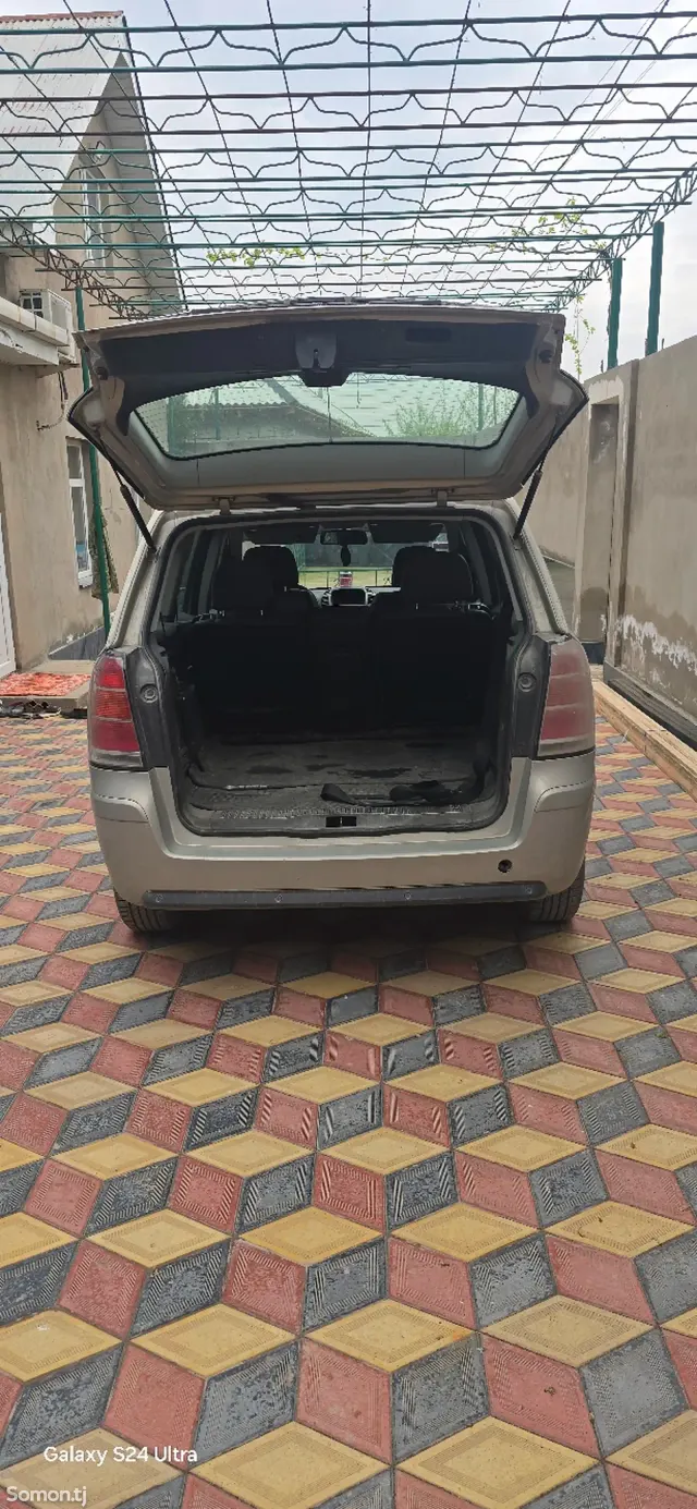 Opel Zafira 2006 · 2.2 MT