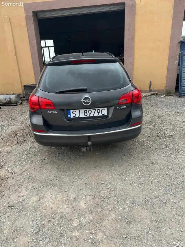 Opel Astra J 2014 · 1.4 MT