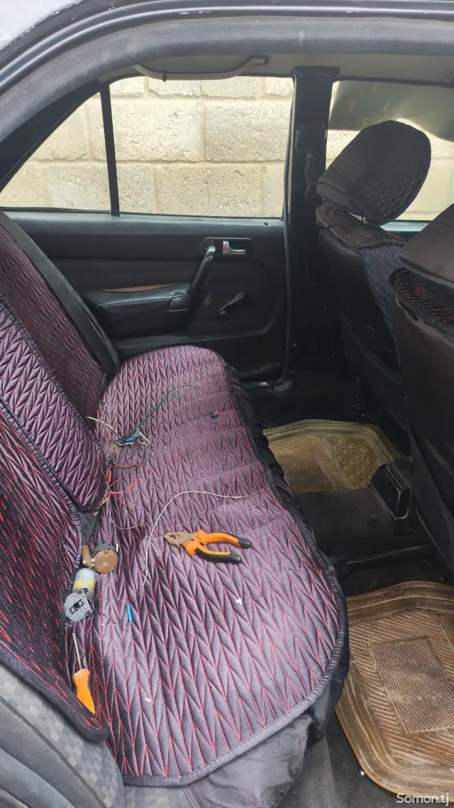 Mercedes-Benz W201 1990 · 1.7 MT