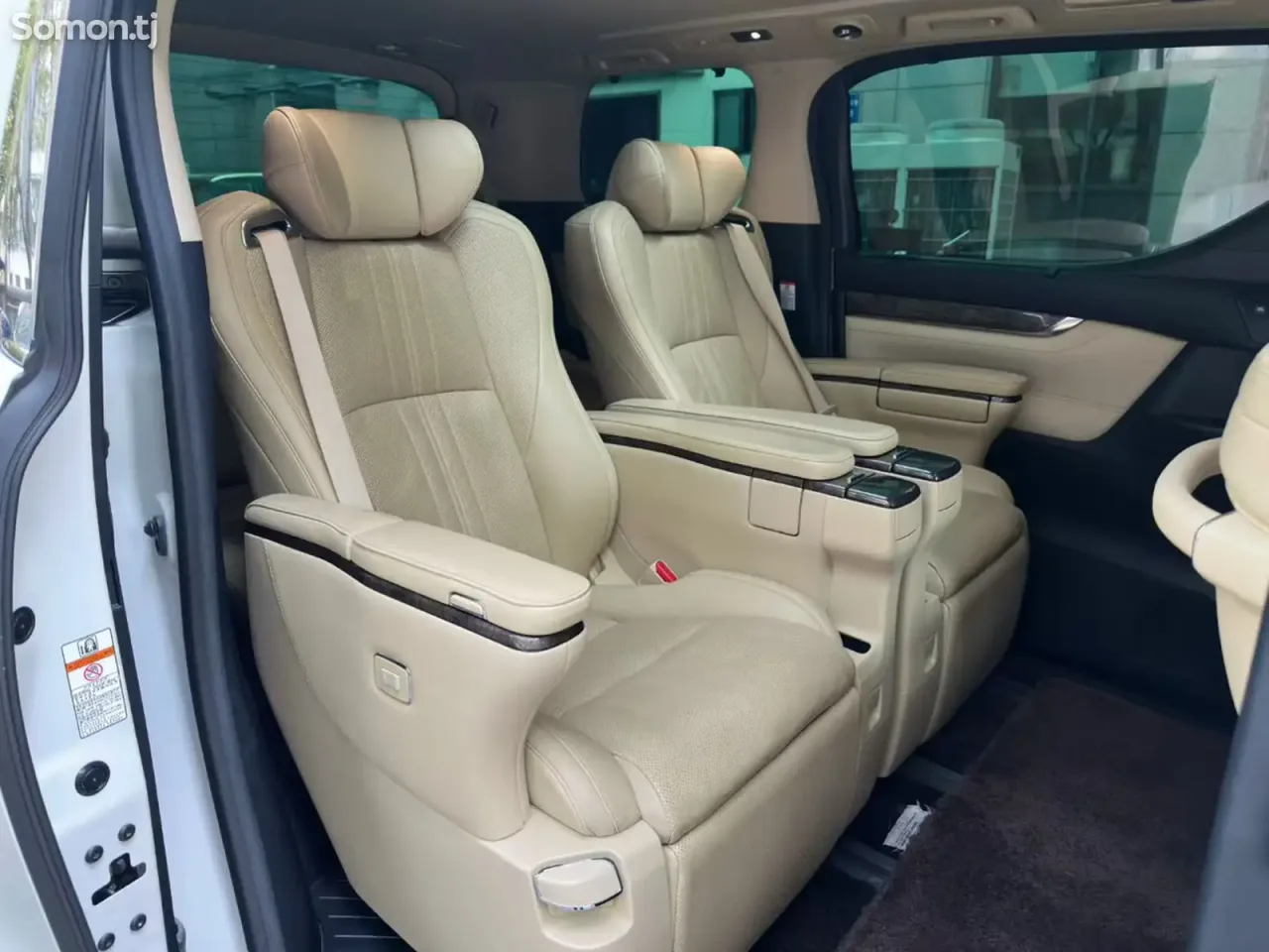 Toyota Alphard 2023 · 2.5 AT