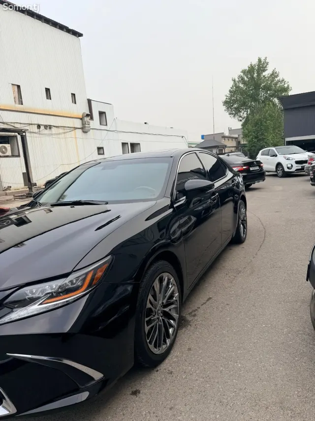 Lexus ES series 2016 · 3.5 AT