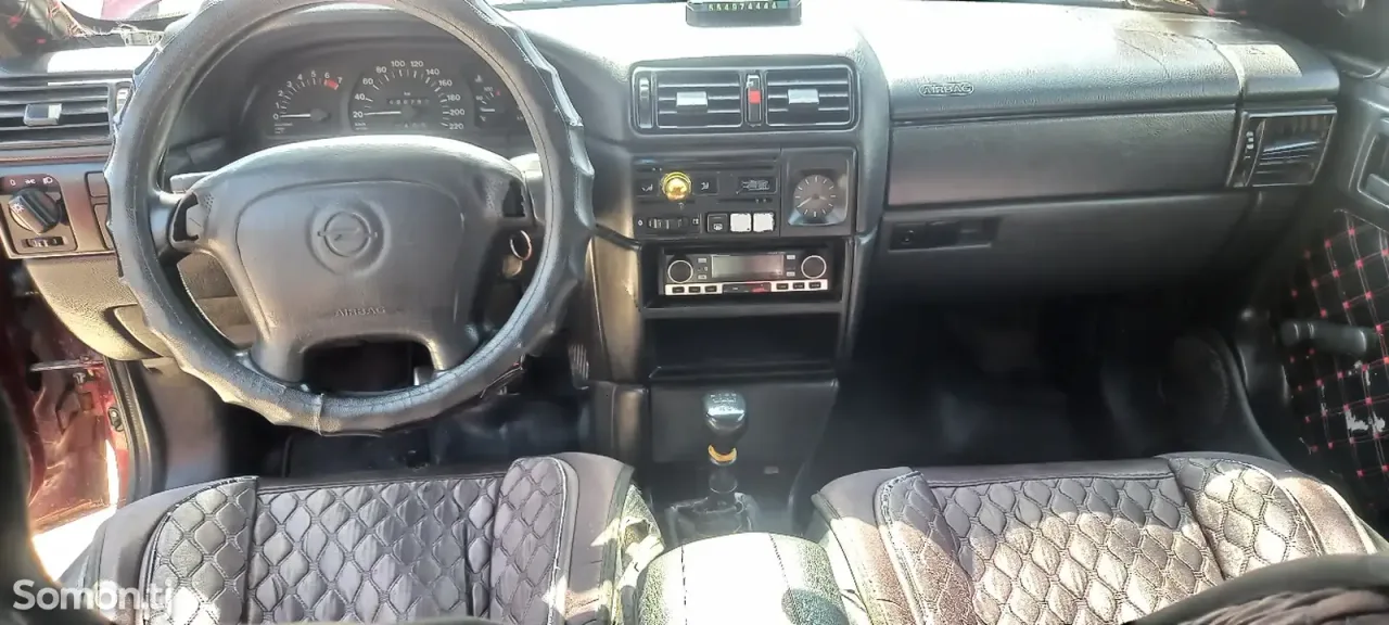 Opel Vectra A 1995 · 1.6 MT