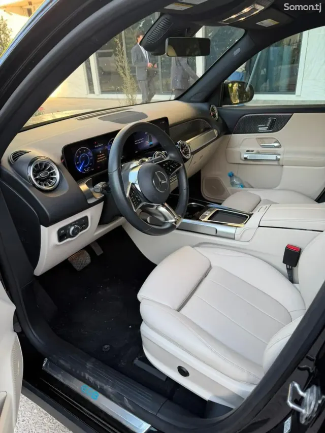 Mercedes-Benz EQB 2025 · AT