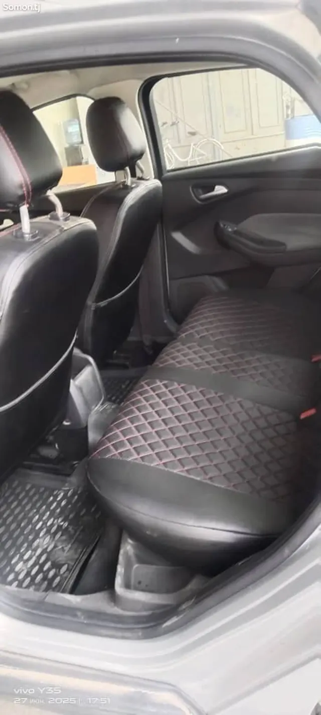 Ford Focus 2012 · 1.6 AT