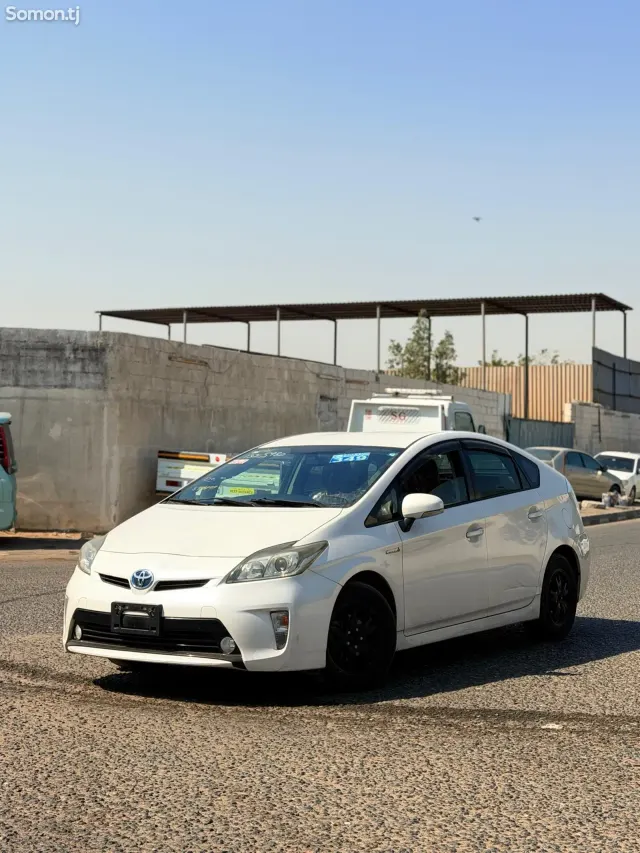 Toyota Prius 2015 · 1.8 AT