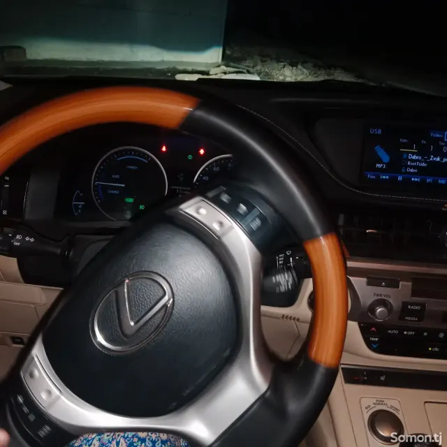 Lexus ES series 2013 · 2.5 AT