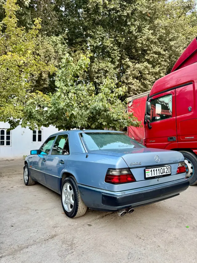 Mercedes-Benz W124 1994 · 3.2 AT