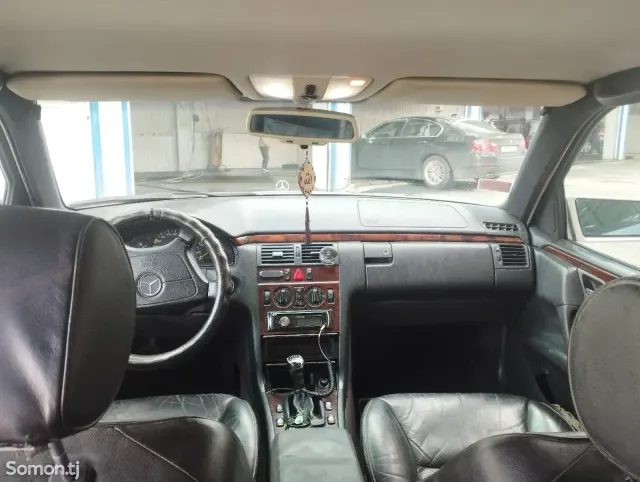 Mercedes-Benz E class 1997 · 2.2 MT