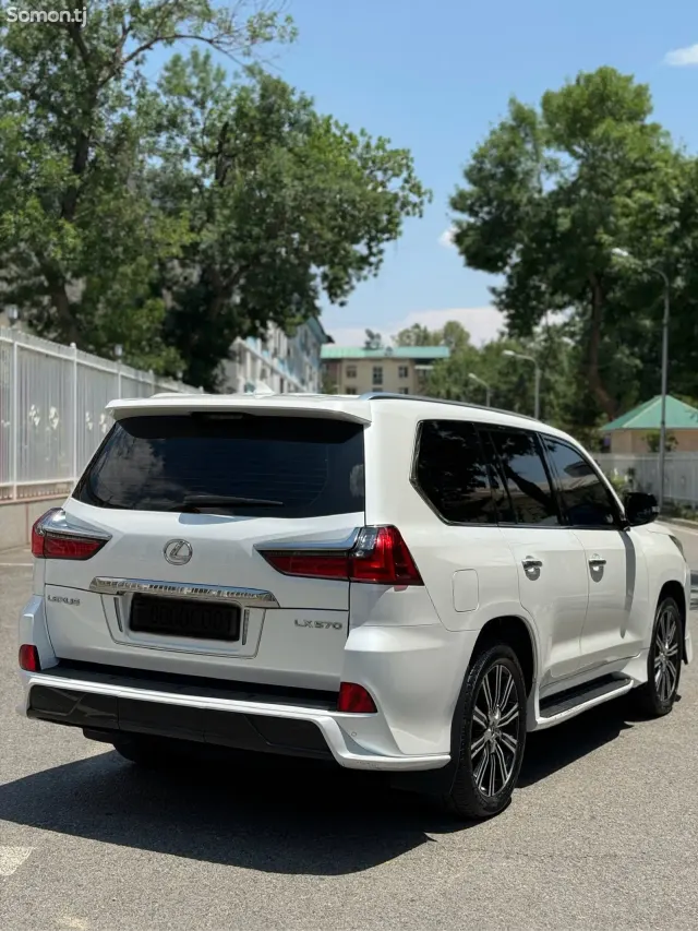 Lexus LX series 2018 · 5.7 AT