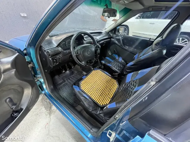 Opel Astra F 1993 · 1.6 MT