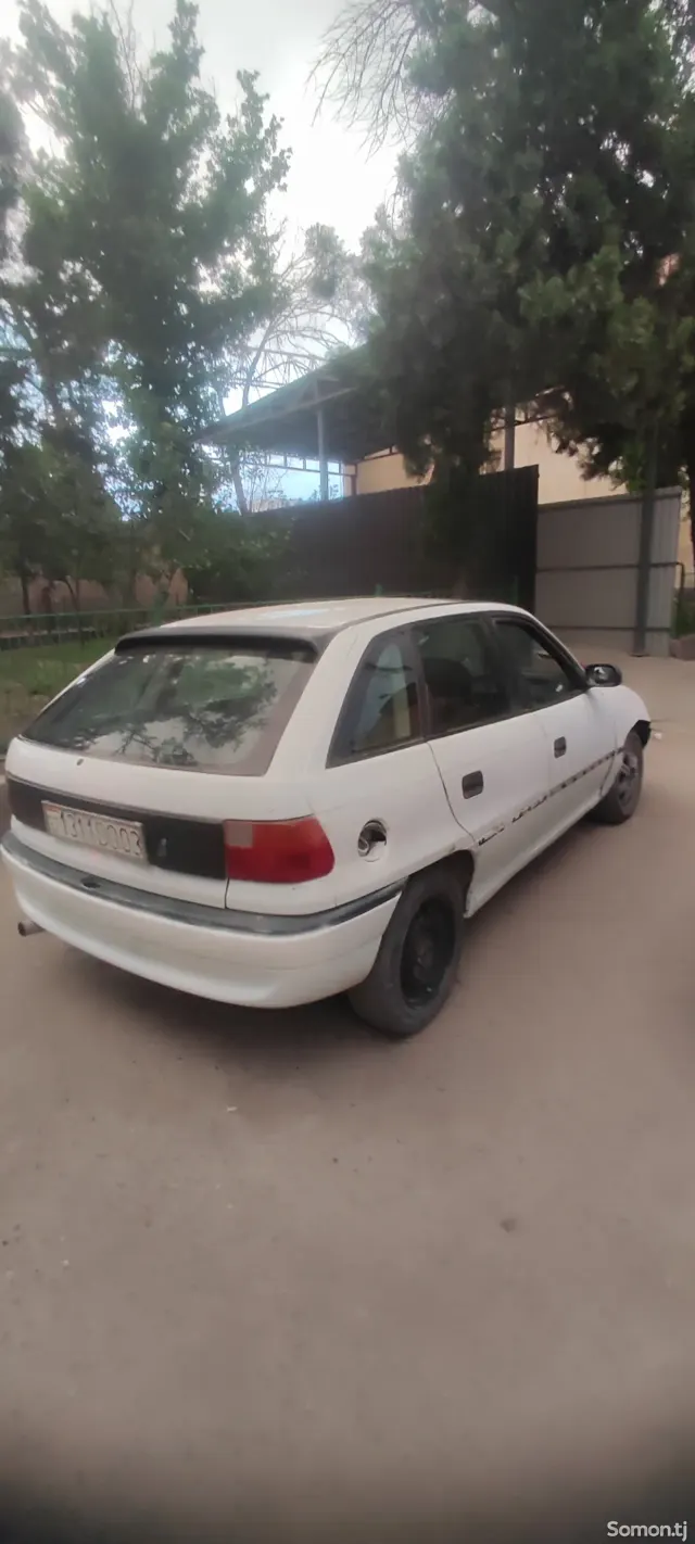 Opel Astra F 1993 · 1.6 MT