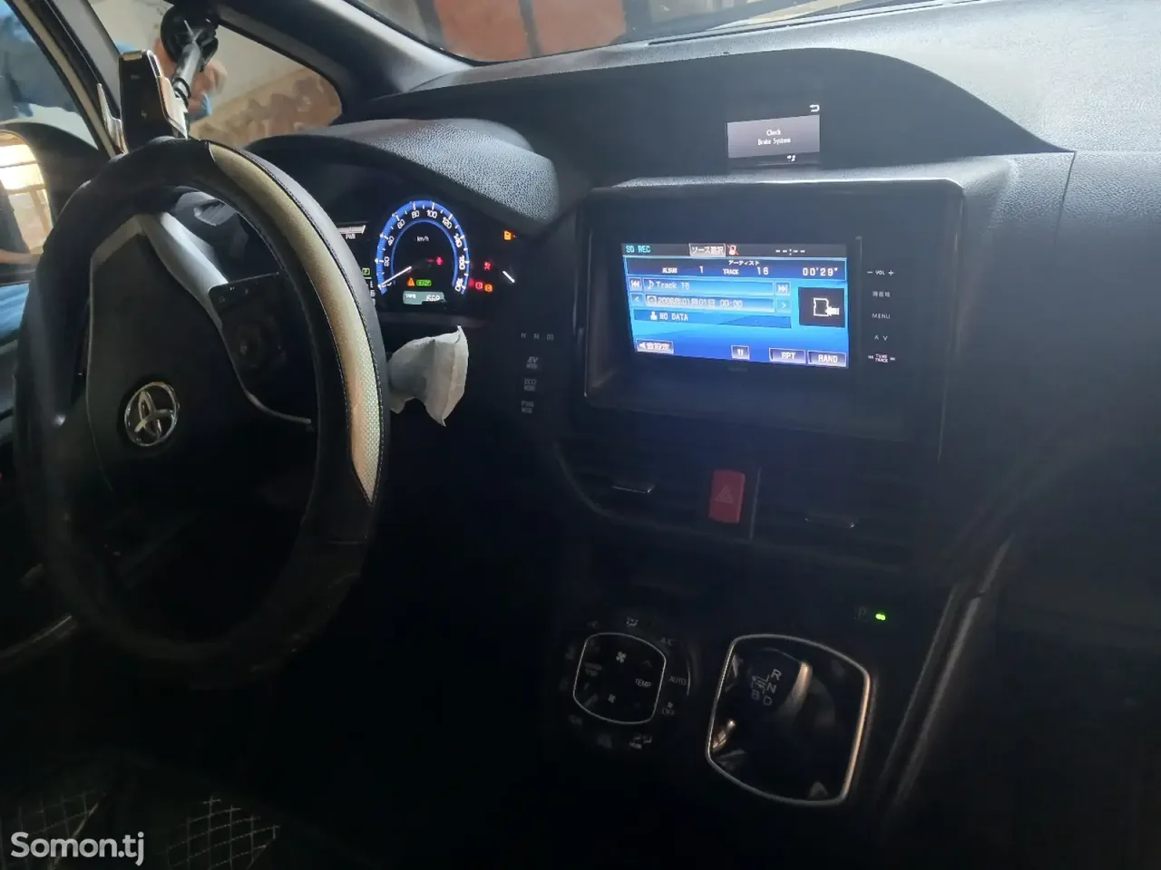 Toyota Voxy 2014 · 1.8 AT