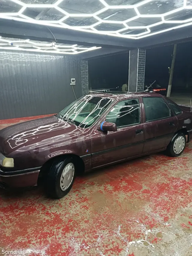 Opel Vectra A 1993 · 1.6 MT