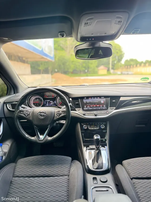 Opel Astra K 2017 · 1.6 AT