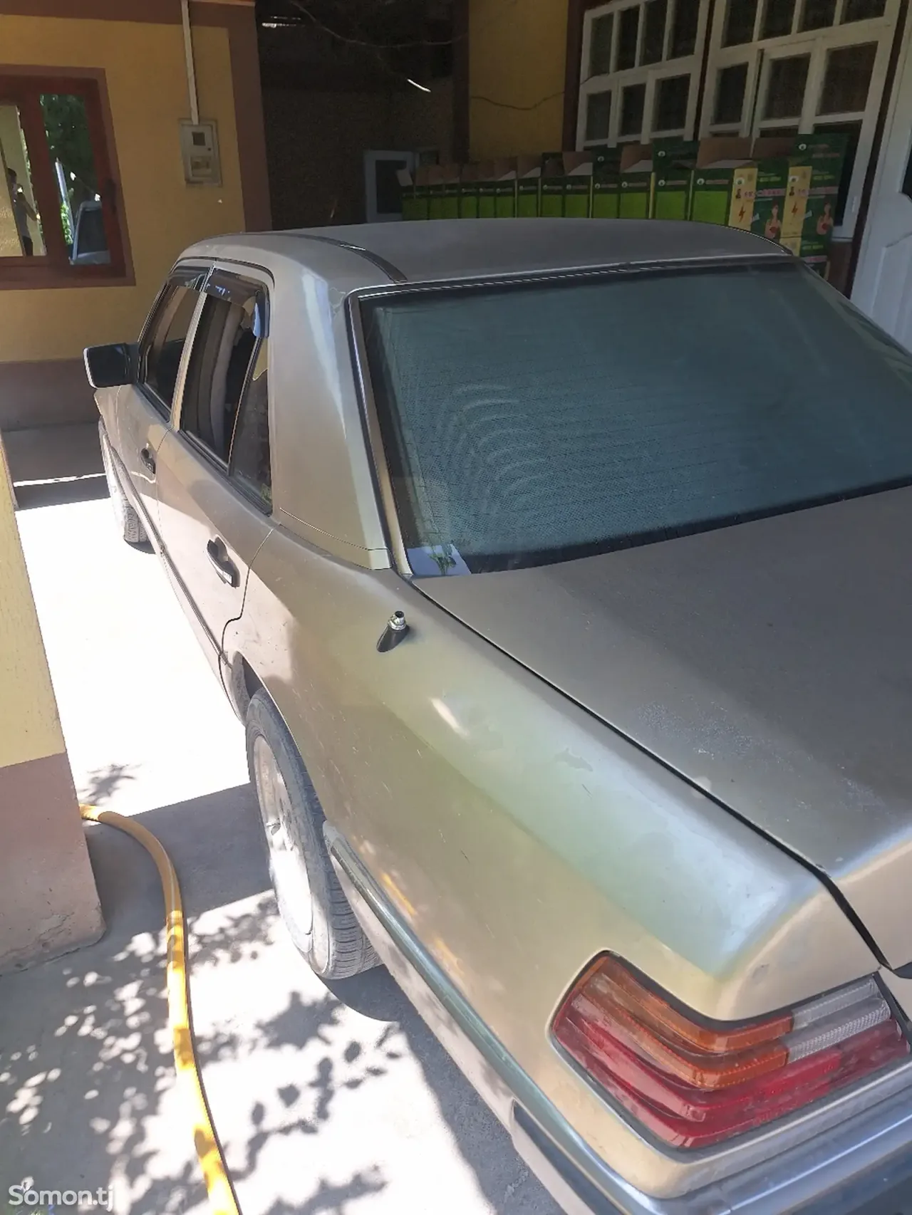 Mercedes-Benz W124 1990 · 2.0 MT