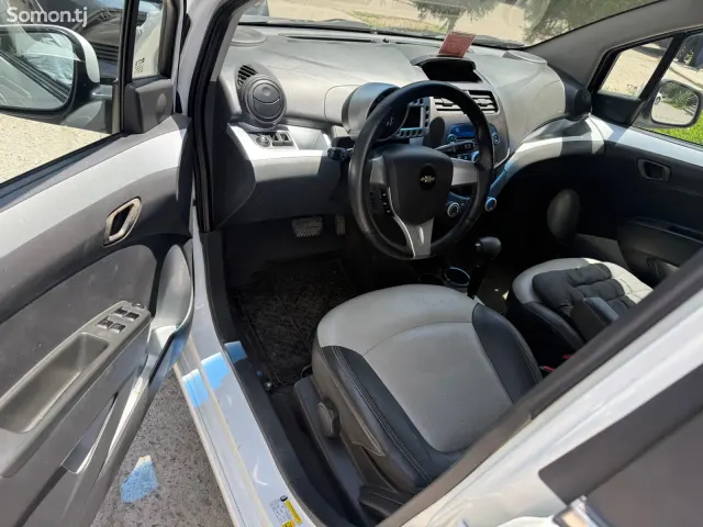 Chevrolet Spark 2012 · 1.1 AT