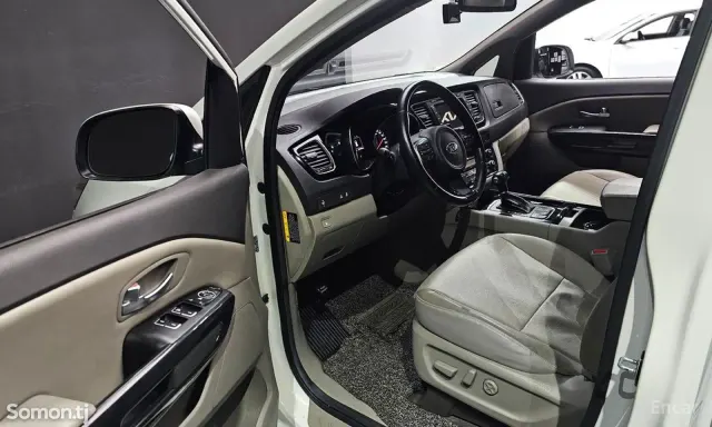 Kia Carnival 2014 · 2.2 AT