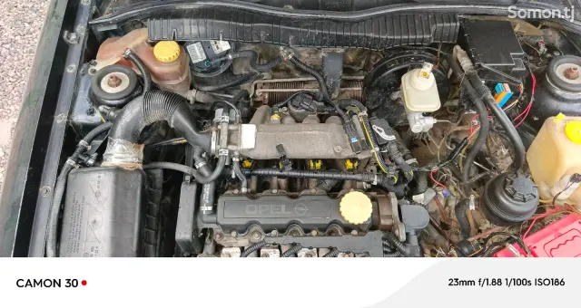 Opel Vectra A 1994 · 1.6 MT