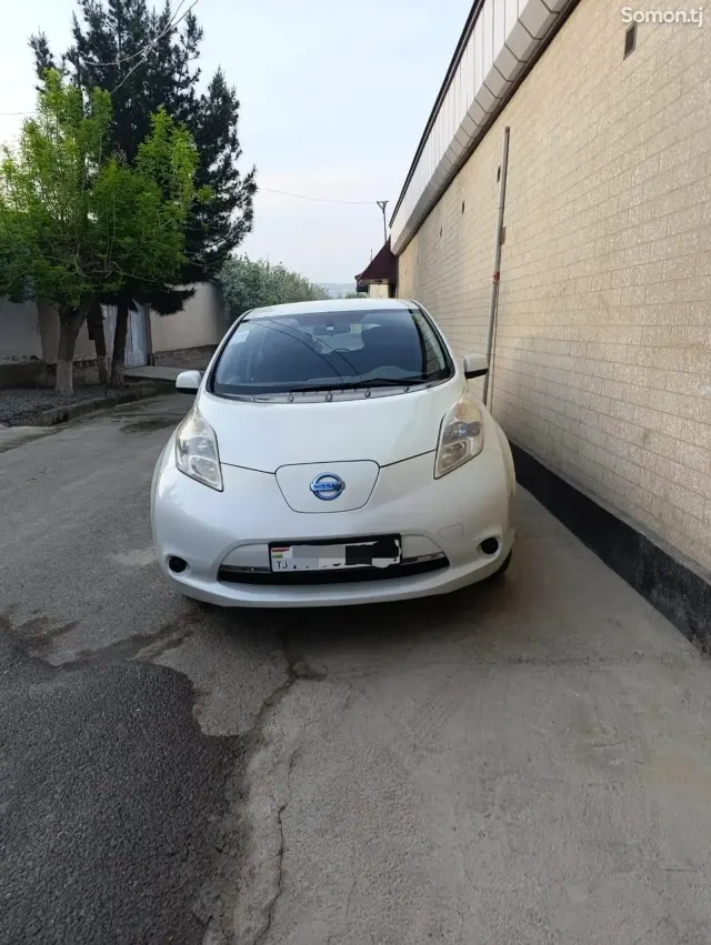 Nissan Leaf 2011 · AT