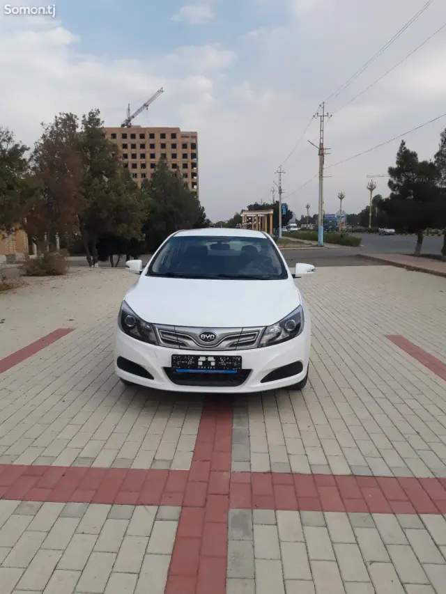 BYD E3 2019 · AT